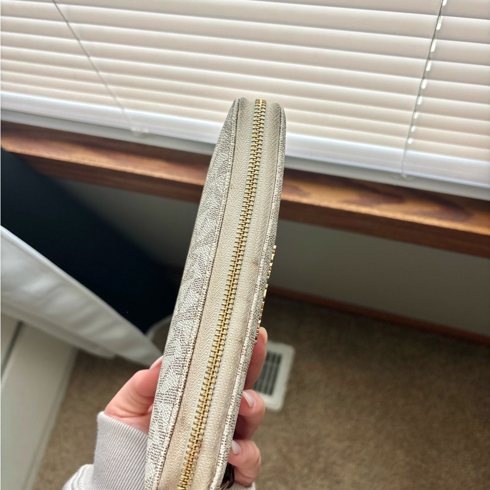 MICHAEL Michael Kors White and Gold Logo Wallet - Picture 9 of 11